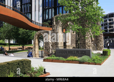 London Wall posto, una nuova area paesaggistica nella città di Londra, incorporante St Alphage chiesa rimane e una sezione originale del London Wall. Foto Stock