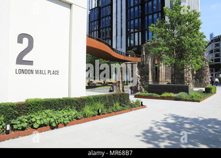 London Wall posto, una nuova area paesaggistica nella città di Londra, incorporante St Alphage chiesa rimane e una sezione originale del London Wall. Foto Stock