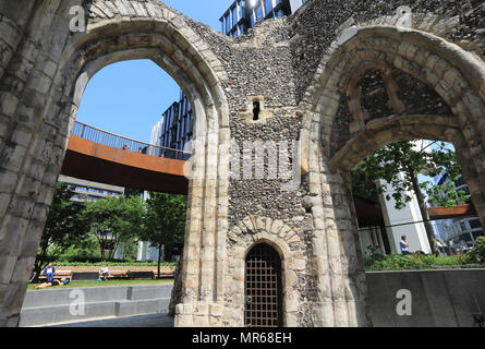 London Wall posto, una nuova area paesaggistica nella città di Londra, incorporante St Alphage chiesa rimane e una sezione originale del London Wall. Foto Stock