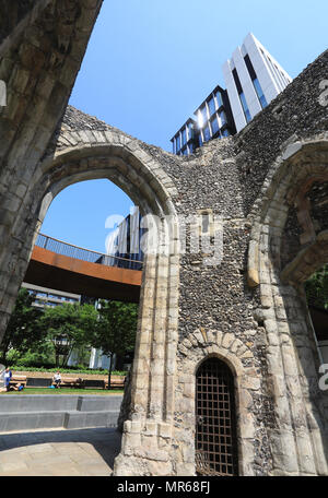 London Wall posto, una nuova area paesaggistica nella città di Londra, incorporante St Alphage chiesa rimane e una sezione originale del London Wall. Foto Stock