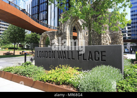 London Wall posto, una nuova area paesaggistica nella città di Londra, incorporante St Alphage chiesa rimane e una sezione originale del London Wall. Foto Stock