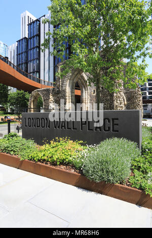 London Wall posto, una nuova area paesaggistica nella città di Londra, incorporante St Alphage chiesa rimane e una sezione originale del London Wall. Foto Stock