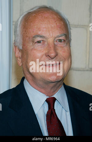 Il direttore James Ivory arrivando al ' Le divorzio Premiere ' al Festival Theatre di Los Angeles. Luglio 29, 2003.IvoryJames30 Red Carpet Event, verticale, STATI UNITI D'AMERICA, industria cinematografica, celebrità, fotografia, Bestof, arte cultura e intrattenimento, Topix celebrità moda / Verticale, meglio di, evento nella vita di Hollywood - California, moquette rossa e dietro le quinte, USA, industria cinematografica, celebrità, movie celebrità, personaggi televisivi, musica celebrità, fotografia, Bestof, arte cultura e intrattenimento, Topix, headshot, verticale, una persona, dall'anno , 2003, inchiesta tsuni@Gamma-USA.com Foto Stock