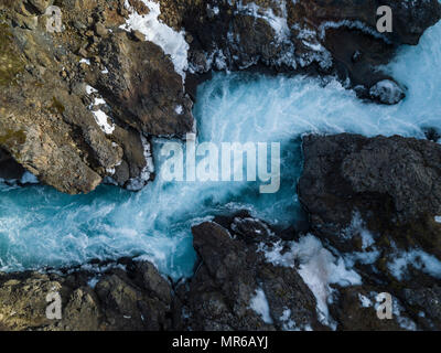 Vista aerea, piogge fiume Hvítá dal di sopra, vicino le Cascate Hraunfossar, West Island, Islanda Foto Stock