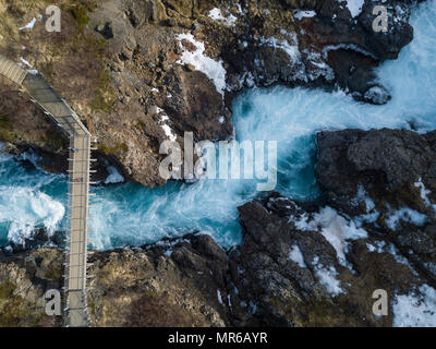 Vista aerea, piogge fiume Hvítá dal di sopra, vicino le Cascate Hraunfossar, West Island, Islanda Foto Stock