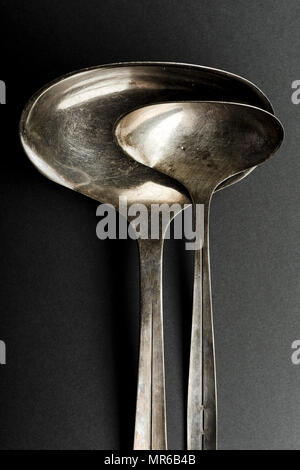 Vintage siviera metallica e scoop su sfondo grigio Foto Stock