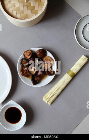 Ancora in vita in stile asiatico imbevuto con funghi siitake nella ciotola bianco Foto Stock