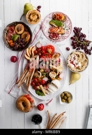 Varietà di spuntini preparati per picnic vino summer party con frutta fresca, verdura, prosciutto e chesse Foto Stock