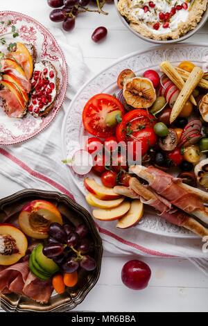 Varietà di spuntini preparati per picnic vino summer party con frutta fresca, verdura, prosciutto e chesse Foto Stock