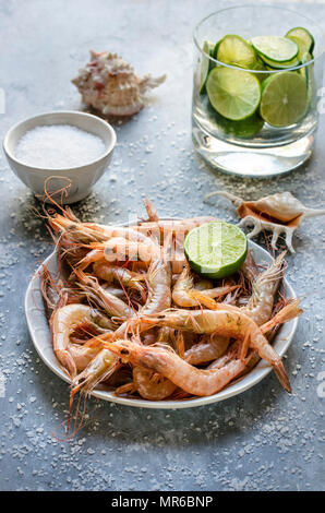 Gamberetti freschi in una ciotola con calce Foto Stock