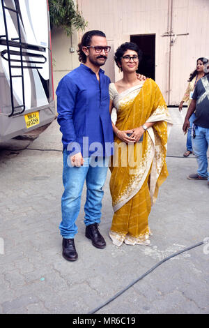 Mumbai, India. Xxiv Maggio, 2018. Indian film attore AAMIR KHAN con la moglie Kiran Rao strappato a Mehboob Studio, Bandra di Mumbai. Credito: Azhar Khan/Pacific Press/Alamy Live News Foto Stock