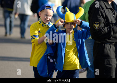 MINSK, Bielorussia - 23 Maggio 2018: piccoli ventilatori aventi divertimento prima la bielorussa Premier League football match tra FC dinamo Minsk e FC Bate a T Foto Stock