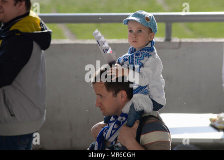 MINSK, Bielorussia - 23 Maggio 2018: piccolo ventilatore avente divertimento prima la bielorussa Premier League football match tra FC dinamo Minsk e FC Bate a Tr Foto Stock