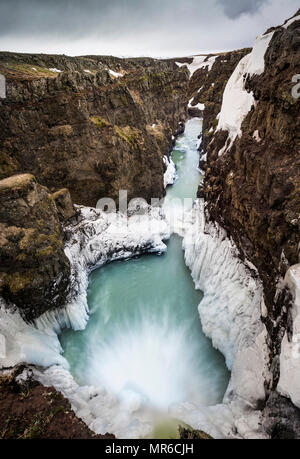 Parzialmente cascate ghiacciate in un canyon, Kolugljúfur gorge, regione nord-occidentale, Islanda Foto Stock