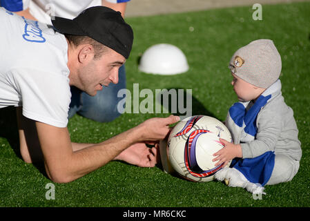 MINSK, Bielorussia - 23 Maggio 2018: piccolo ventilatore avente divertimento prima la bielorussa Premier League football match tra FC dinamo Minsk e FC Bate a Tr Foto Stock