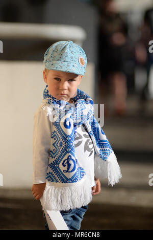 MINSK, Bielorussia - 23 Maggio 2018: piccole fans guarda prima la bielorussa Premier League football match tra FC dinamo Minsk e FC Bate a trattore stadium. Foto Stock