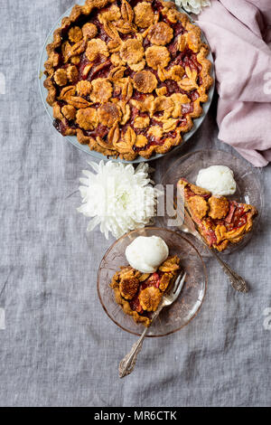 Una casa fatta di fragola Torta al rabarbaro Foto Stock