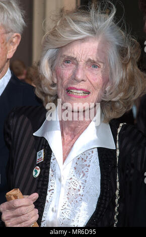 Eunice Kennedy Shriver arrivando al ventesimo anniversario della premiere di E.T. L'Extraterrestre presso lo Shrine Auditorium di Los Angeles. Marzo 16, 2002. KennedyShriverEunice01 Red Carpet Event, verticale, STATI UNITI D'AMERICA, industria cinematografica, celebrità, fotografia, Bestof, arte cultura e intrattenimento, Topix celebrità moda / Verticale, meglio di, evento nella vita di Hollywood - California, moquette rossa e dietro le quinte, USA, industria cinematografica, celebrità, movie celebrità, personaggi televisivi, musica celebrità, fotografia, Bestof, arte cultura e intrattenimento, Topix, headshot, verticale, una persona, dal Foto Stock