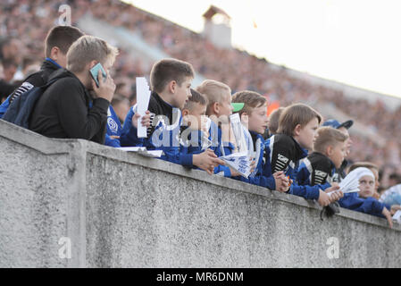 MINSK, Bielorussia - 23 Maggio 2018: piccole fans reagiscano durante la bielorussa Premier League football match tra FC dinamo Minsk e FC Bate a trattore stadium. Foto Stock