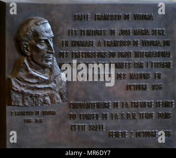 Francisco de Vitoria (1486-1546) la placca al di fuori della Hall a lui intitolato presso le Nazioni Unite a Ginevra. La camera del consiglio, "Salle du Conseil," è stato chiamato dopo di lui. Fu costruita per la lega delle nazioni, e è presente luogo di incontro della Conferenza sul disarmo. Francisco de Vitoria era un cattolico romano filosofo, teologo e giurista rinascimentale di Spagna. Egli è il fondatore della tradizione in filosofia conosciuta come Scuola di Salamanca, nota soprattutto per i suoi contributi alla teoria della guerra giusta e diritto internazionale Foto Stock