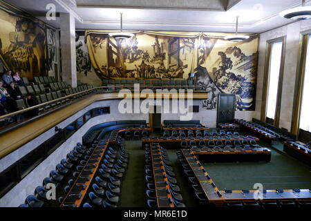 Pitture Murali in camera di consiglio, Palais des Nations, Ginevra (Svizzera). Sul soffitto e pareti. Dipinto nel 1936 dall'artista catalano José María Sert, erano un dono da parte del Governo di Spagna. Essi illustrano il progresso umano attraverso la salute, la tecnologia, la libertà e la pace. Questa è stata la casa della lega delle nazioni, e è presente luogo di incontro della Conferenza sul disarmo. Foto Stock