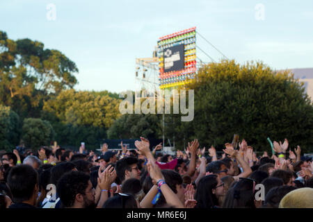 La folla in un concerto a primavera festival del suono Foto Stock
