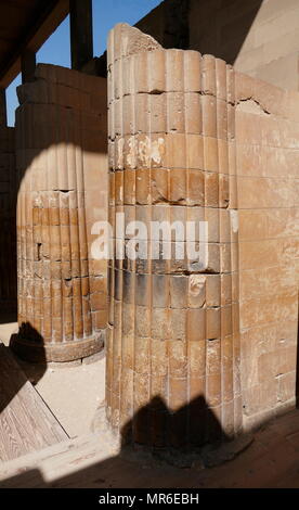 Corridoio colonnato interno il complesso funerario di Djoser a Saqqara, Egitto. Saqqara era un antico sepolcreto in Egitto, che serve come la necropoli dell'antica capitale egiziana, Memphis. Djoser è stato il primo o il secondo re della III dinastia (ca. 2667 a 2648] BC) della egiziano Antico Regno (ca. 2686 a 2125 BC) Foto Stock