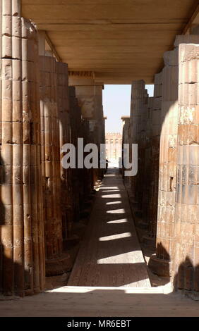 Corridoio colonnato interno il complesso funerario di Djoser a Saqqara, Egitto. Saqqara era un antico sepolcreto in Egitto, che serve come la necropoli dell'antica capitale egiziana, Memphis. Djoser è stato il primo o il secondo re della III dinastia (ca. 2667 a 2648] BC) della egiziano Antico Regno (ca. 2686 a 2125 BC) Foto Stock