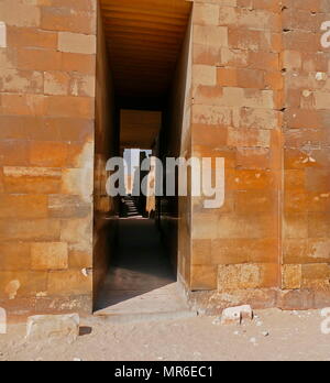 Corridoio colonnato interno il complesso funerario di Djoser a Saqqara, Egitto. Saqqara era un antico sepolcreto in Egitto, che serve come la necropoli dell'antica capitale egiziana, Memphis. Djoser è stato il primo o il secondo re della III dinastia (ca. 2667 a 2648] BC) della egiziano Antico Regno (ca. 2686 a 2125 BC) Foto Stock