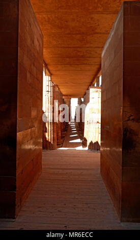 Corridoio colonnato interno il complesso funerario di Djoser a Saqqara, Egitto. Saqqara era un antico sepolcreto in Egitto, che serve come la necropoli dell'antica capitale egiziana, Memphis. Djoser è stato il primo o il secondo re della III dinastia (ca. 2667 a 2648] BC) della egiziano Antico Regno (ca. 2686 a 2125 BC) Foto Stock