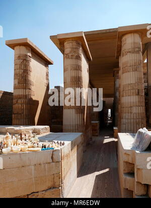 Corridoio colonnato interno il complesso funerario di Djoser a Saqqara, Egitto. Saqqara era un antico sepolcreto in Egitto, che serve come la necropoli dell'antica capitale egiziana, Memphis. Djoser è stato il primo o il secondo re della III dinastia (ca. 2667 a 2648] BC) della egiziano Antico Regno (ca. 2686 a 2125 BC) Foto Stock