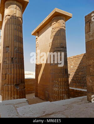 Corridoio colonnato interno il complesso funerario di Djoser a Saqqara, Egitto. Saqqara era un antico sepolcreto in Egitto, che serve come la necropoli dell'antica capitale egiziana, Memphis. Djoser è stato il primo o il secondo re della III dinastia (ca. 2667 a 2648] BC) della egiziano Antico Regno (ca. 2686 a 2125 BC) Foto Stock