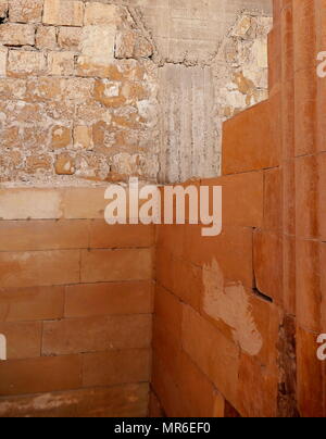 Corridoio colonnato interno il complesso funerario di Djoser a Saqqara, Egitto. Saqqara era un antico sepolcreto in Egitto, che serve come la necropoli dell'antica capitale egiziana, Memphis. Djoser è stato il primo o il secondo re della III dinastia (ca. 2667 a 2648] BC) della egiziano Antico Regno (ca. 2686 a 2125 BC) Foto Stock