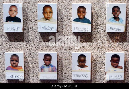 Fotografia di bambini separati dalle loro famiglie durante il 1994 genocidio in Ruanda. Questo è stato un genocidio di abbattimento di massa di Tutsi tribali in Ruanda, dai membri della maggioranza Hutu. Un importo stimato di 500.000 1.000.000 ruandesi sono stati uccisi durante il periodo di cento giorni dal 7 aprile a metà luglio 1994. Foto Stock