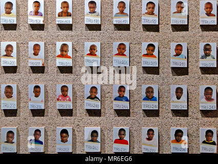 Fotografia di bambini separati dalle loro famiglie durante il 1994 genocidio in Ruanda. Questo è stato un genocidio di abbattimento di massa di Tutsi tribali in Ruanda, dai membri della maggioranza Hutu. Un importo stimato di 500.000 1.000.000 ruandesi sono stati uccisi durante il periodo di cento giorni dal 7 aprile a metà luglio 1994. Foto Stock