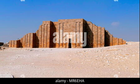 Il complesso funerario di Djoser a Saqqara, Egitto. Saqqara era un antico sepolcreto in Egitto, che serve come la necropoli dell'antica capitale egiziana, Memphis. Djoser è stato il primo o il secondo re della III dinastia (ca. 2667 a 2648] BC) della egiziano Antico Regno (ca. 2686 a 2125 BC) Foto Stock