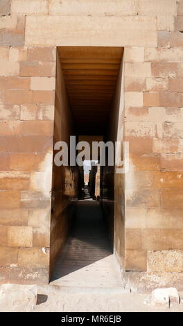 Corridoio colonnato interno il complesso funerario di Djoser a Saqqara, Egitto. Saqqara era un antico sepolcreto in Egitto, che serve come la necropoli dell'antica capitale egiziana, Memphis. Djoser è stato il primo o il secondo re della III dinastia (ca. 2667 a 2648] BC) della egiziano Antico Regno (ca. 2686 a 2125 BC) Foto Stock