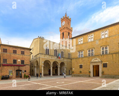 Piazza Pio II con il Municipio, Pienza, Toscana, Italia Foto Stock