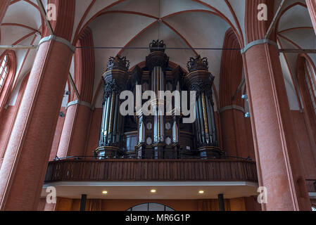 Pergamo con prospettiva storica dell'organo Dropa, 1708, Chiesa di San Michele, Lüneburg, Bassa Sassonia, Germania Foto Stock