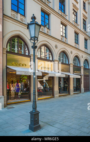 Facciata con le vetrine del negozio di moda Gucci, esclusiva strada dello shopping, Maximilianstraße, città vecchia, Lehel Monaco di Baviera Foto Stock