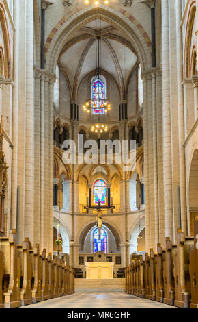 La navata e coro tardo romanico e gotico in anticipo il Limburgo Cattedrale di St George o la Cattedrale di San Giorgio, Limburg an der Lahn Foto Stock