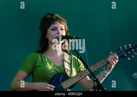 Angel Olsen cantante esegue in concerto Foto Stock