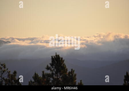 Nuvole che copre le creste della montagna della Cordillera campagna durante la mattina presto vista dal Monte Ulap durante il nostro giorno escursione sull'ECO-trail. Foto Stock