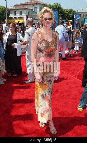 Melanie Griffith arrivando alla premiere di Stuart Little 2 al Westwood Village Theatre di Los Angeles. Luglio 14, 2002. GriffithMelanie02un tappeto rosso Evento, verticale, STATI UNITI D'AMERICA, industria cinematografica, celebrità, fotografia, Bestof, arte cultura e intrattenimento, Topix celebrità moda / Verticale, meglio di, evento nella vita di Hollywood - California, moquette rossa e dietro le quinte, USA, industria cinematografica, celebrità, movie celebrità, personaggi televisivi, musica celebrità, fotografia, Bestof, arte cultura e intrattenimento, Topix, verticale, una persona, dall'anno , 2002, inchiesta tsuni@Gamma-USA.com Fashion Foto Stock