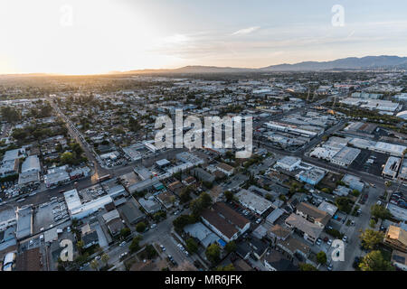 Los Angeles, California, Stati Uniti d'America - 18 Aprile 2018: vista aerea verso Lankershim Blvd a Van Owen Street nel North Hollywood area del San Fernando Foto Stock