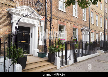 Pillared era Georgiana porta con lanterna ad arco titolare su John Street nel quartiere di Bloomsbury / Holborn, Londra WC1, Regno Unito Foto Stock