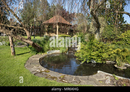 Il duck pond e Millstream al Millstream Hotel a Bosham, vicino a Chichester, Sussex, Regno Unito Foto Stock