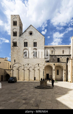 Bitonto, Italia - 05 Maggio 2017: Vecchia chiesa con un pozzo di acqua a Bitonto, Puglia, Italia Foto Stock