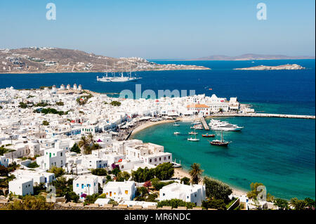 Grecia: Mykonos. 2012/06/08 crociera nelle Cicladi Wind Star, quattro-masted goletta del Windstar Cruise Line (precedentemente Club Med), giacente al di ancoraggio Foto Stock