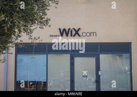 Tel Aviv, Israele - 25 Febbraio 2017: Wix.com segno su uno degli edifici di Wix a Tel Aviv il quartiere del porto. Wix è un'azienda israeliana specializzata in cl Foto Stock